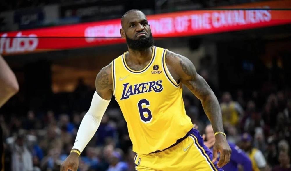 聚光灯本该 聚光灯本该